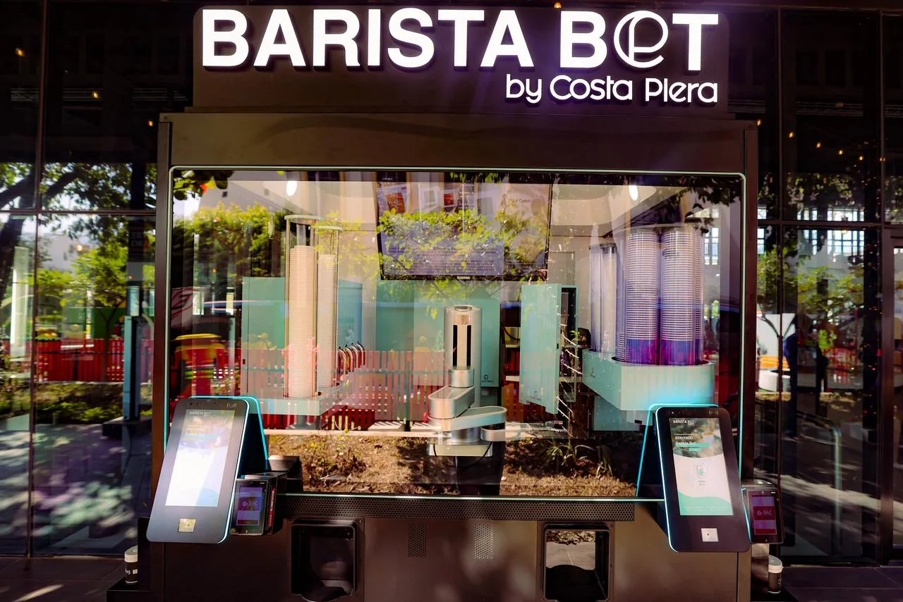 Barista Bot, el robot barista de Costa Plera, preparando bebidas en Plaza Universitaria