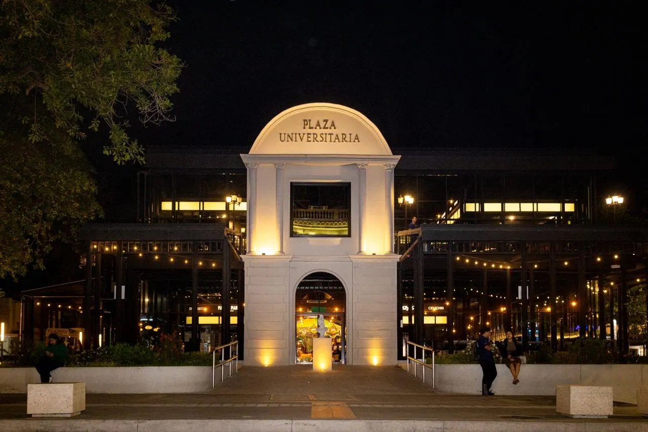 Plaza Universitaria iluminada de noche, mercado gastronómico en el Centro Histórico de San Salvador